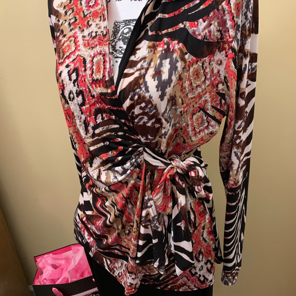 NWT STYLISH Animal Print Flattering Red blk wht blouse top! (notX n bundl sale) - Picture 3 of 10